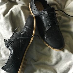 Oxford cutout shoes